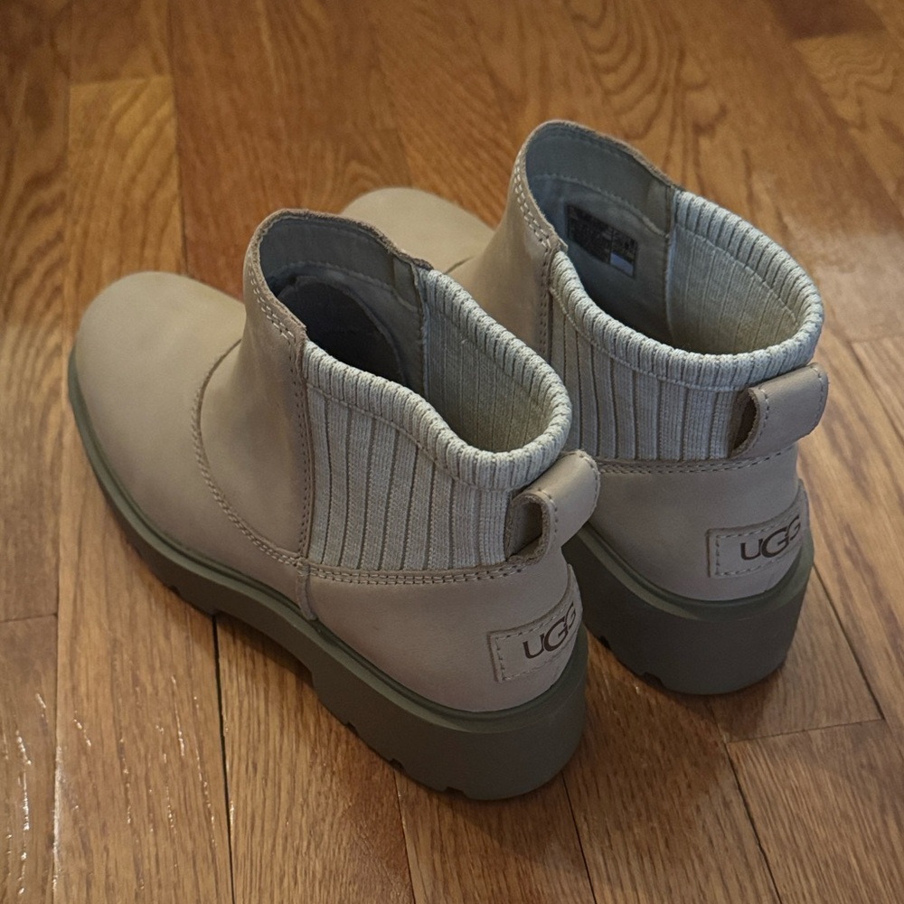 Women's UGGs NWT Neutral Beige Chelsea Platform Boots - Picture 5 of 8